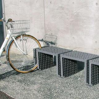 【運動收納哥】日本原裝進口 兩用自行車停車處自行車架自行車存放處單車停車架 可坐戶外凳子家具(單車掛架)，圖片來源：momo 商品頁 / 成長智能有限公司