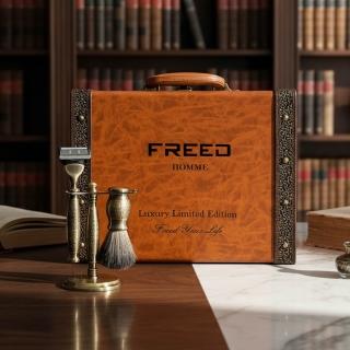 【FREED】免費客製化刻字 豪華典藏版五刀式刮鬍刀禮盒 - 仿古銅蝕刻雕花(刮鬍刀的工藝巔峰) 生日禮物 男友禮物 父親節禮物，圖片來源：momo 商品頁 / 永利國際有限公司