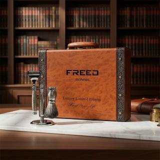【FREED】免費客製化刻字 豪華典藏版五刀式刮鬍刀禮盒 - 蝕刻雕花鍍鎳版(刮鬍刀的工藝巔峰) 生日禮物 男友禮物 父親節禮物，圖片來源：momo 商品頁 / 永利國際有限公司