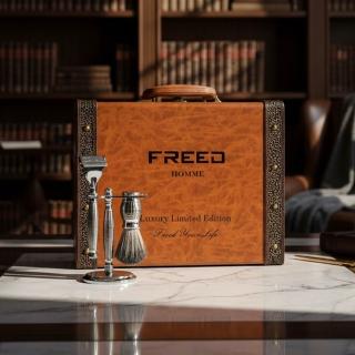 【FREED】免費客製化刻字 五刀式 豪華典藏版刮鬍刀禮盒 - 手雷款(刮鬍刀的工藝巔峰) 生日禮物 男友禮物 父親節禮物，圖片來源：momo 商品頁 / 永利國際有限公司