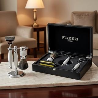 【FREED】免費客製化刻字服務 兩週年特仕款 五刀式刮鬍刀豪華禮盒四件組 - 珍珠白(獨家紳士客製禮盒) 生日禮物 男友禮物，圖片來源：momo 商品頁 / 永利國際有限公司