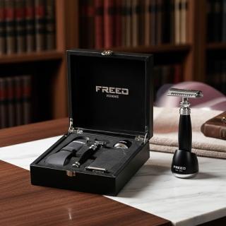 【FREED】客製化刻字 尊爵四件組雙刃安全刮鬍刀禮盒 - 極致黑(獨家紳士客製禮盒) 生日禮物 男友禮物 父親節禮物，圖片來源：momo 商品頁 / 永利國際有限公司