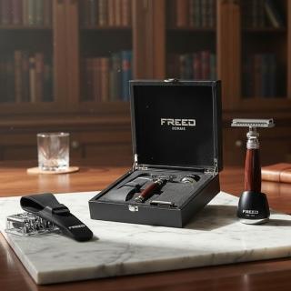 【FREED】客製化刻字 尊爵四件組雙刃安全刮鬍刀禮盒 - 仿紫紅檀木款(獨家紳士客製禮盒) 生日禮物 男友禮物 父親節禮物，圖片來源：momo 商品頁 / 永利國際有限公司