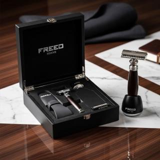【FREED】客製化刻字 尊爵四件組雙刃安全刮鬍刀禮盒 - 馬鞍棕款(獨家紳士客製禮盒) 生日禮物 男友禮物 父親節禮物，圖片來源：momo 商品頁 / 永利國際有限公司