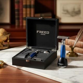【FREED】客製化刻字 尊爵四件組雙刃安全刮鬍刀禮盒 - 時尚藍款(獨家紳士客製禮盒) 生日禮物 男友禮物 父親節禮物，圖片來源：momo 商品頁 / 永利國際有限公司