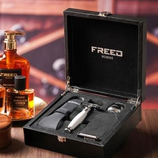 【FREED】免費客製化刻字 兩週年特仕款尊爵四件組雙刃安全刮鬍刀禮盒 - 珍珠白(獨家紳士客製禮盒) 生日禮物 男友禮物 父親節禮物，圖片來源：momo 商品頁 / 永利國際有限公司
