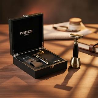 【FREED】免費客製化刻字 古銅系列尊爵四件組雙刃式刮鬍刀禮盒 - 極致黑(獨家紳士客製禮盒) 生日禮物 男友禮物 父親節禮物，圖片來源：momo 商品頁 / 永利國際有限公司