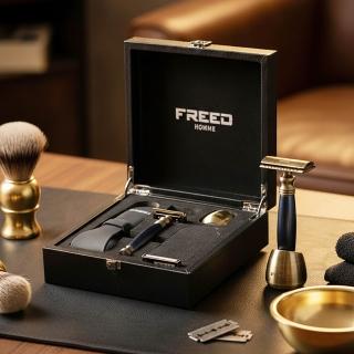 【FREED】免費客製化刻字 古銅系列尊爵四件組雙刃式刮鬍刀禮盒 - 帝王藍(專屬刻字服務) 生日禮物 男友禮物 父親節禮物，圖片來源：momo 商品頁 / 永利國際有限公司