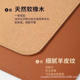 高級感大號加厚簡約滑鼠墊超大辦公桌面墊防水防油免洗皮革書桌墊，圖片來源：momo 商品頁 / 佑澄企業社